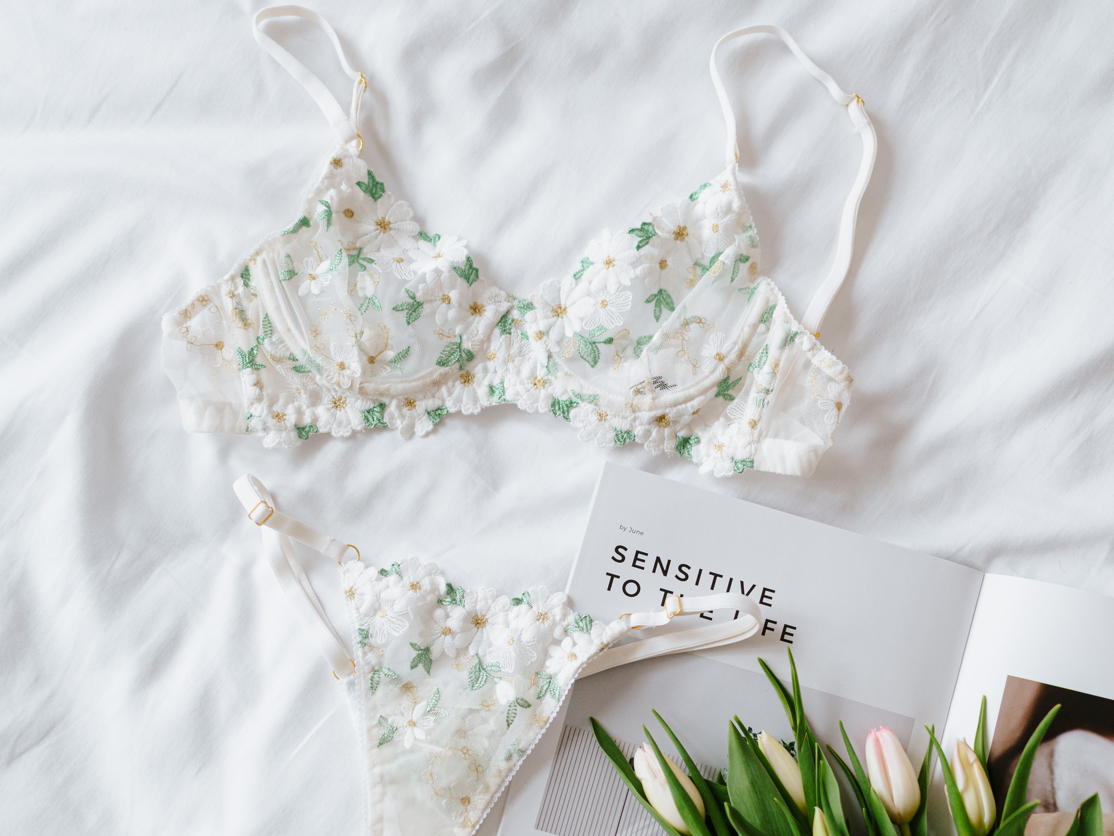 Romantický květinový set prádla s kosticemi a výšivkou-Design Markéta Kubátová